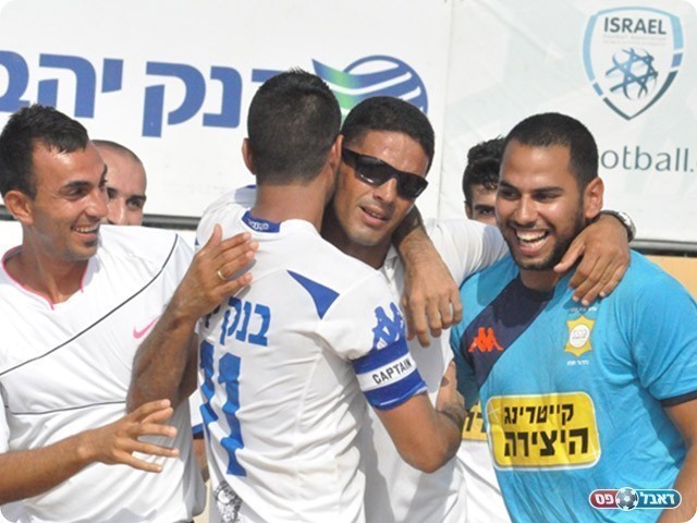 צרפתי ושחקני פ"ת יצאו עם חיוך (חאדר אניס)